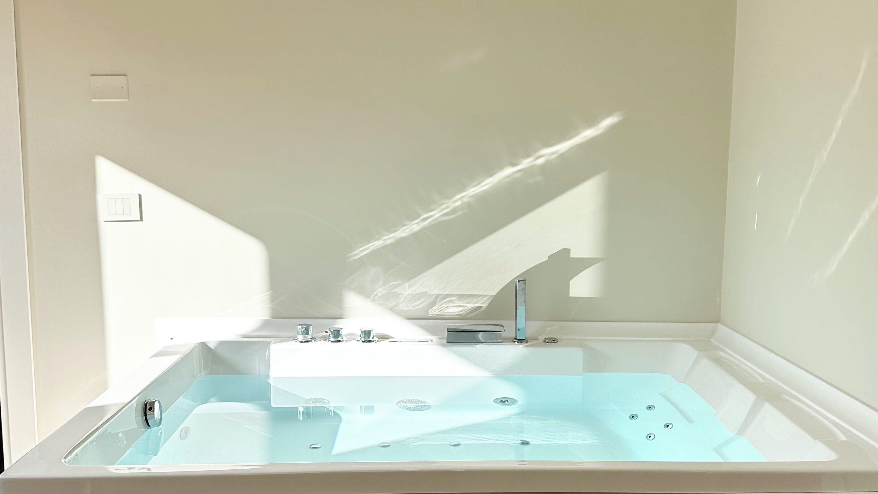 Kostenlose Toilettenartikel, Haartrockner, Hausschuhe, Handtücher