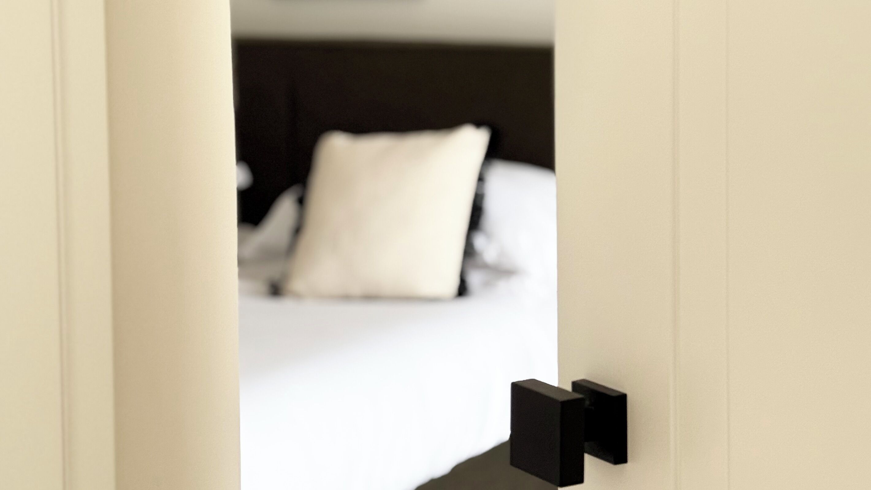 Luksusstudiosviitti, kaupunkinäköala | Untuvapeitot, ilmaiset minibaarituotteet, yksilöllisesti sisustettu