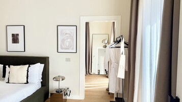 Cubrecamas, minibar con artículos gratuitos y decoración personalizada 