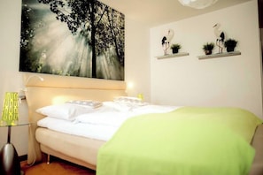 Habitació triple estàndard, s'admeten animals de companyia, vistes a la ciutat | Wifi gratuïta i roba de llit 