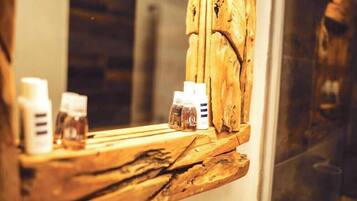 Basic Double Room, Pets Allowed, Courtyard View | Bathroom | Hair dryer, towels, soap, shampoo