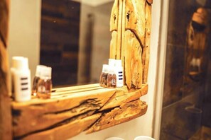 Basic Double Room, Pets Allowed, Courtyard View | Bathroom | Hair dryer, towels, soap, shampoo