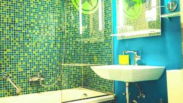 Tripla Standard, animali ammessi, vista città | Bagno | Asciugacapelli, asciugamani, sapone, shampoo