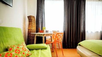 Standard-Dreibettzimmer, Haustiere gestattet, Stadtblick | Kostenloses WLAN, Bettwäsche