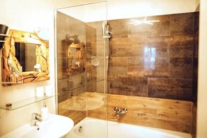 Comfort Triple Room, Pets Allowed, Courtyard View | Bathroom | Hair dryer, towels, soap, shampoo - DAS STERN - Rooms - Self Check-In (St. Gilgen)