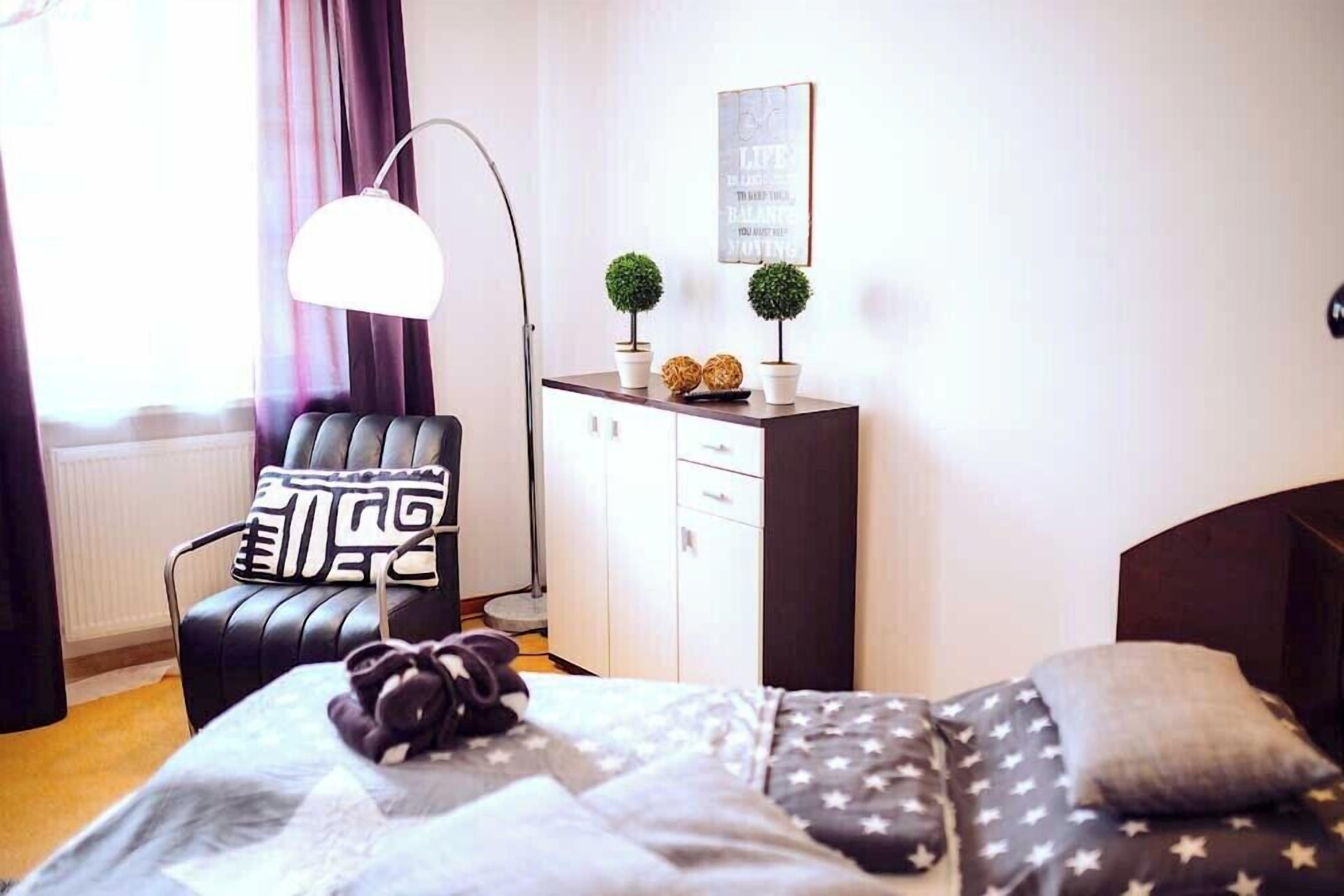 Standard-Dreibettzimmer, Haustiere gestattet, Stadtblick | Kostenloses WLAN, Bettwäsche