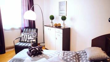 Chambre triple Standard, animaux de compagnie acceptés, vue sur la ville | Accès au Wi-Fi (inclus), literie fournie