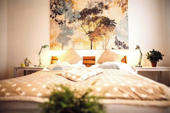 Standard-Dreibettzimmer, Haustiere gestattet, Stadtblick | Kostenloses WLAN, Bettwäsche