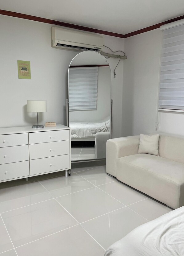 Living area - Spacious 1-bedroom apartment with AC in vibrant Gangnam (Seoul)