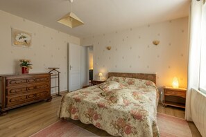 3 bedrooms, iron/ironing board, WiFi, bed sheets
