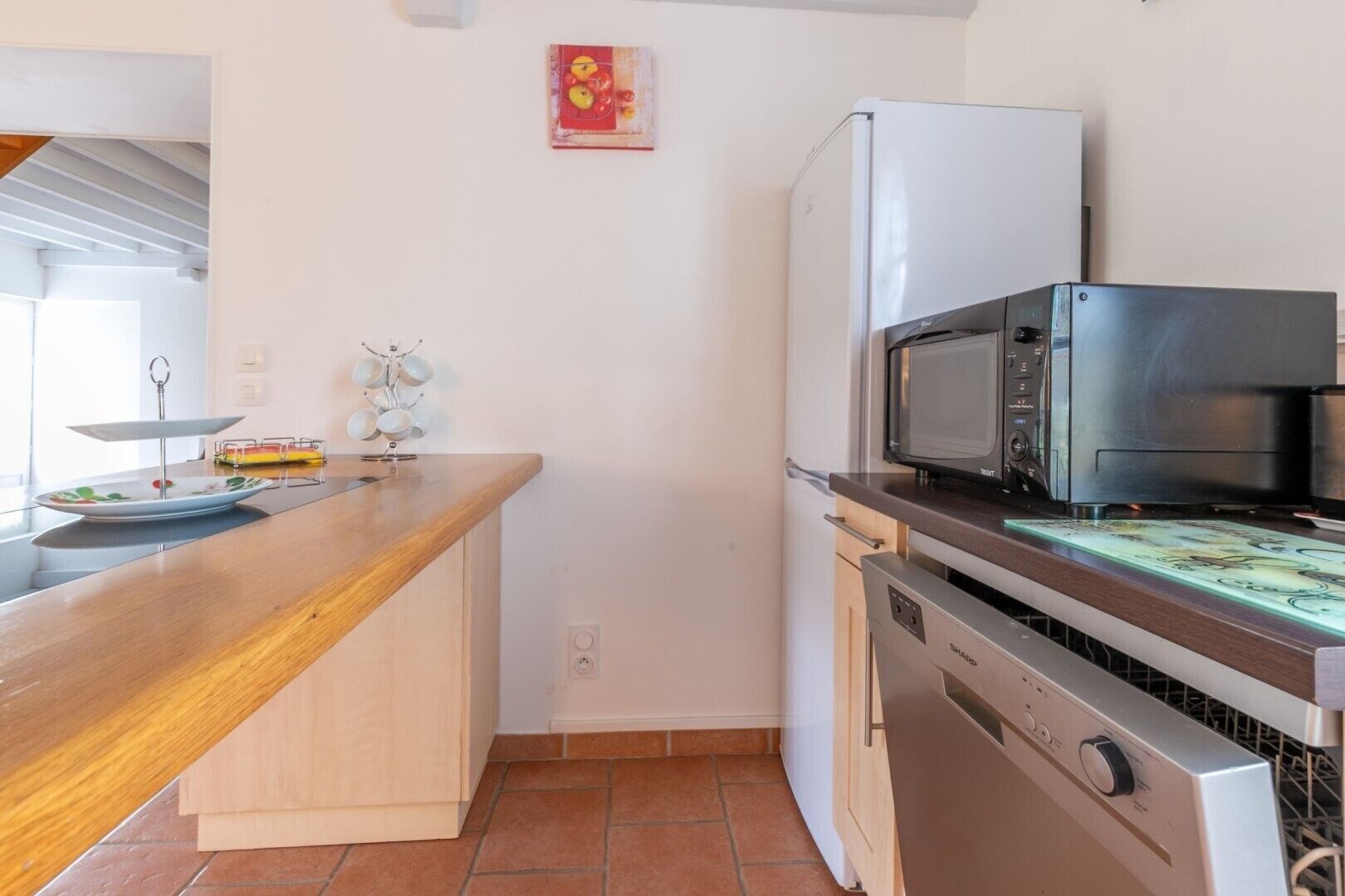 Geladeira, micro-ondas, fogão, cooktop