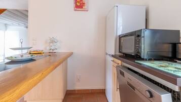 Geladeira, micro-ondas, fogão, cooktop