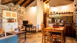 Dining - Ländliches Haus Medulas 3 Belegung für 4 6 PAX by Interhome (La Barosa)
