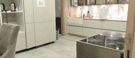 Täysikokoinen jääkaappi, mikroaaltouuni, uuni