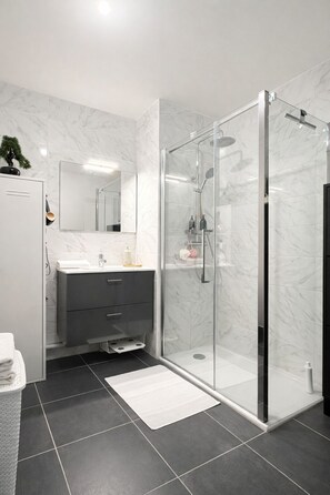 Dusche, Haartrockner, Handtücher, Seife
