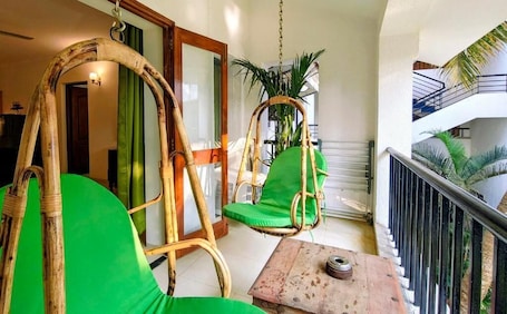 Apartamento, 1 quarto, cozinha, vista para o jardim | Terraço/pátio. Susegad Suites Goa