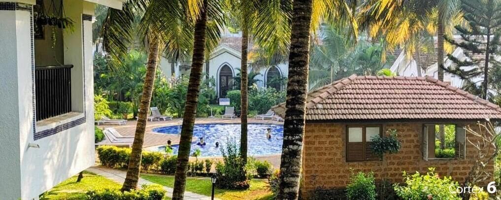 Una piscina al aire libre, sillones reclinables de piscina