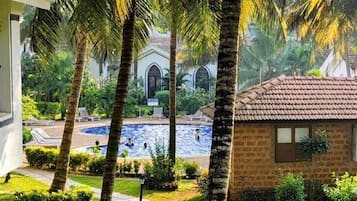 Una piscina al aire libre, sillones reclinables de piscina