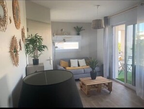 TV - Lake Escape – Private Parking • Beach Nearby (La Rochelle)
