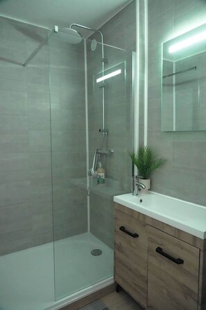 Shower, hair dryer - BLE · Appartement vieux port / marché (La Rochelle)