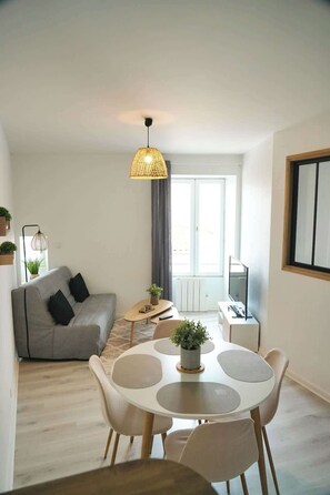 TV - BLE · Appartement vieux port / marché (La Rochelle)