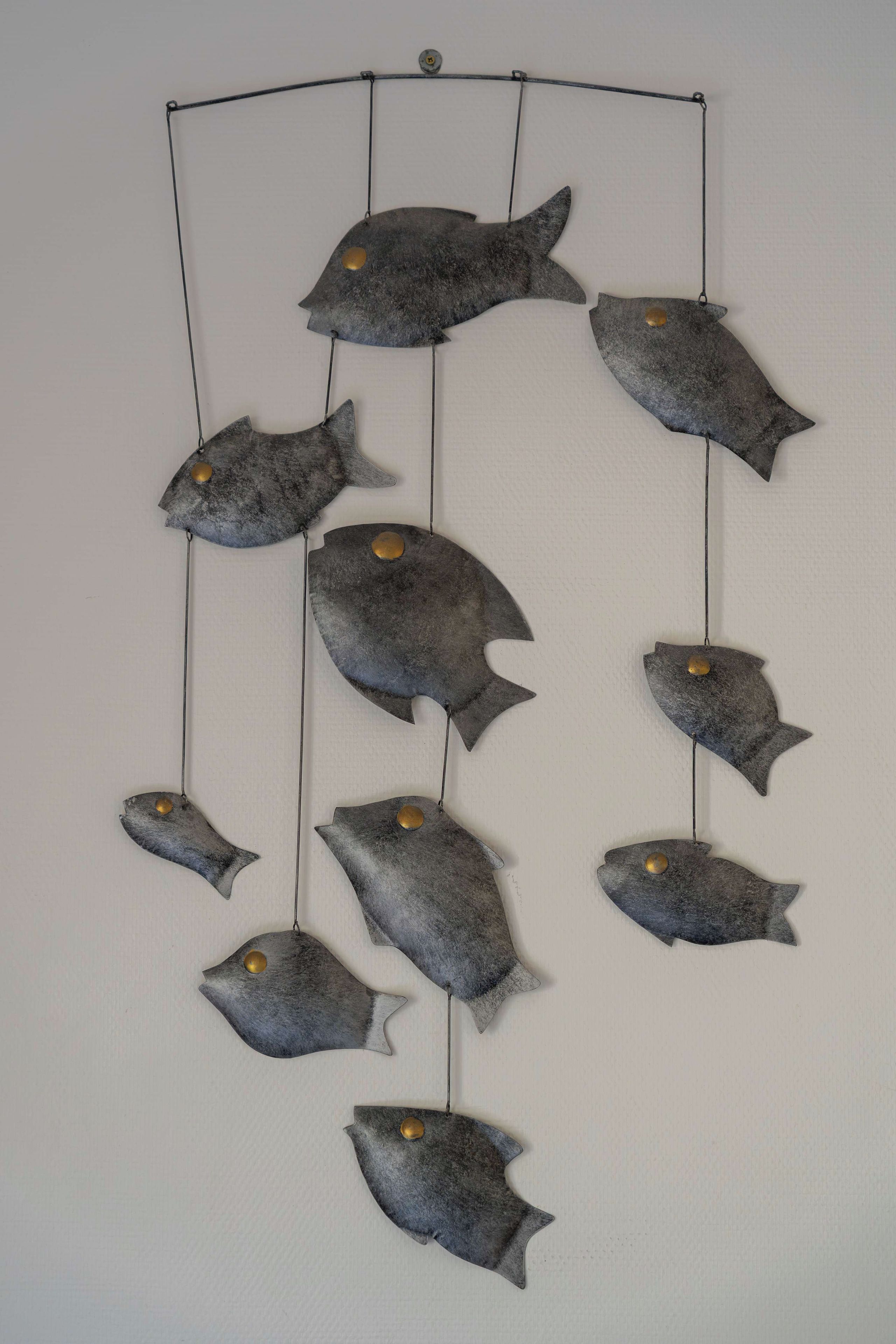 Una pieza decorativa montada en la pared con formas de peces.
