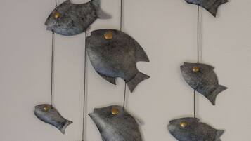 Una pieza decorativa montada en la pared con formas de peces.