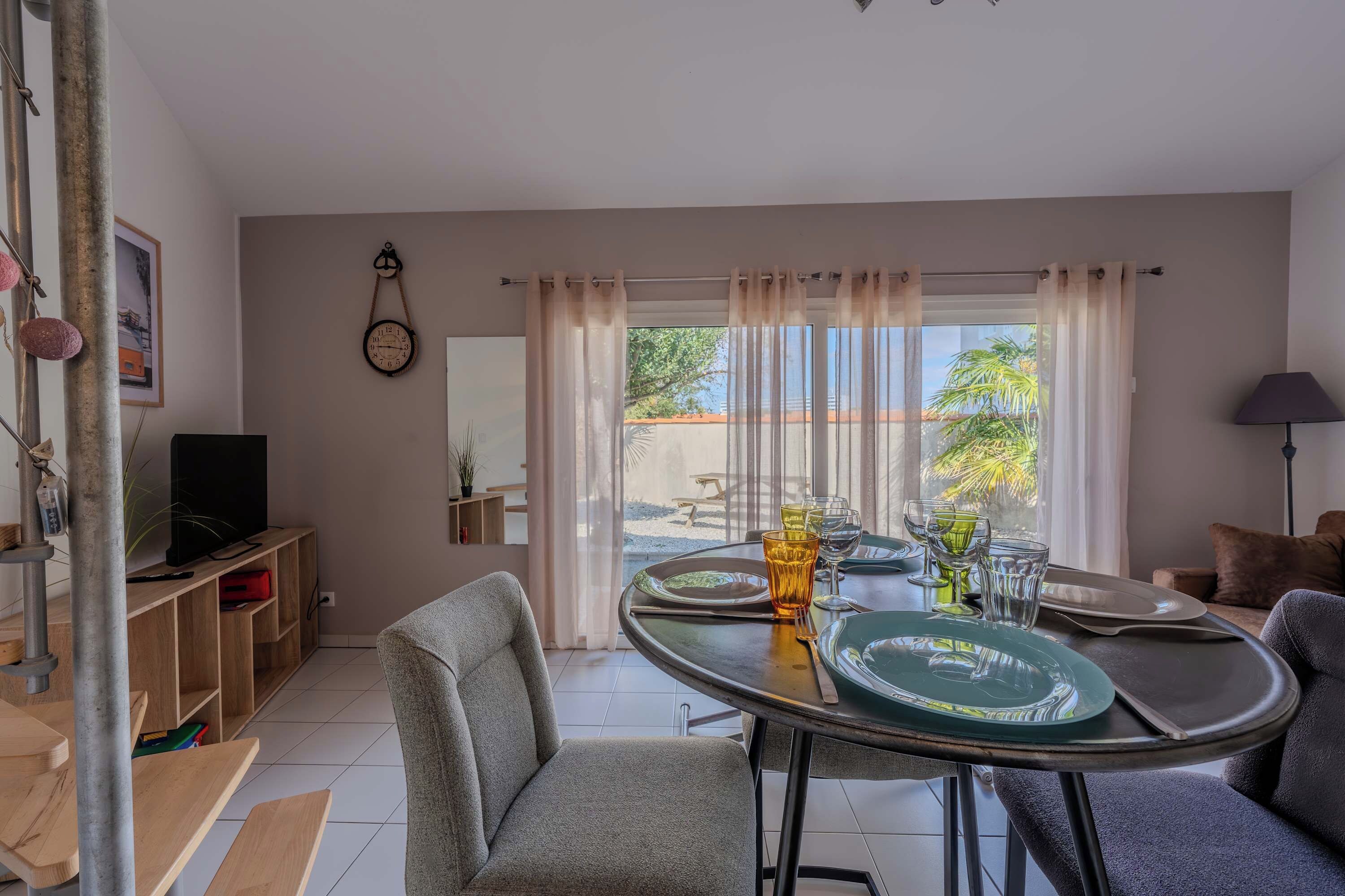 Espace de vie avec télévision et meuble avec rangements