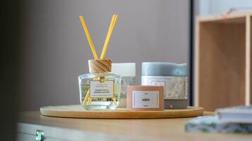 Chuveiro, secador de cabelo, toalhas de banho, shampoo