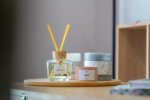 Chuveiro, secador de cabelo, toalhas de banho, shampoo