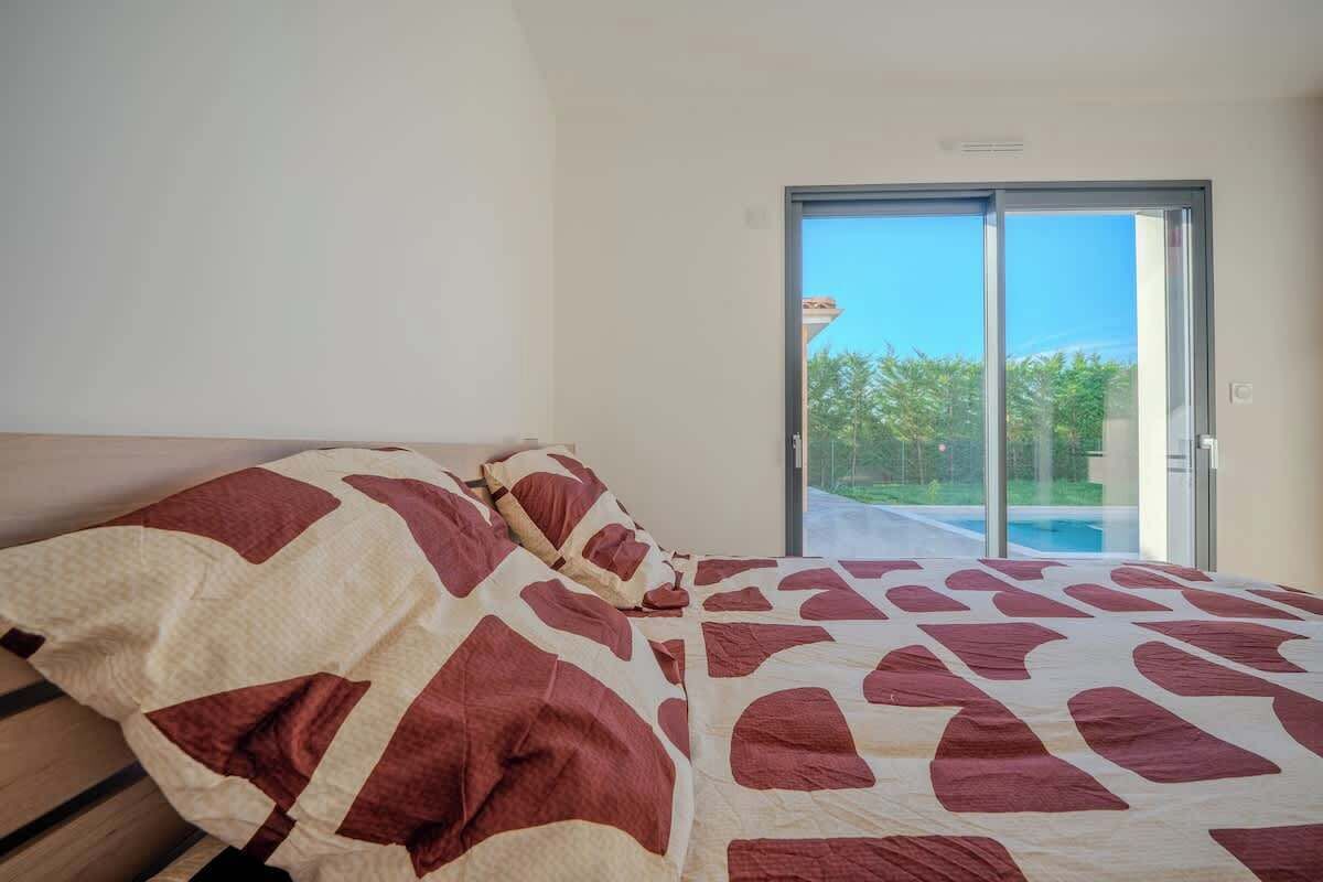 Chambre avec vue sur la piscine