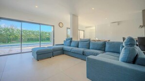 TV - Villa Solis • Heated Pool • AC • Sleeps 18 (Saint-Georges-du-Bois)
