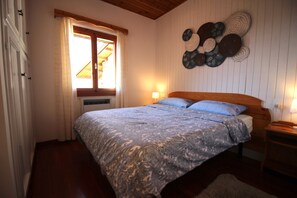 2 bedrooms, WiFi, bed sheets - Apartment 'Casa Bell Tramonte' with Lake View, Balcony and Wi-Fi (San Zeno di Montagna)