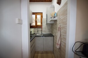 Réfrigérateur, micro-ondes, plaque de cuisson, lave-vaisselle