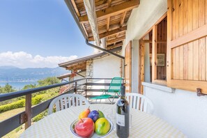 Unclassified image, 3 of 28, button - Apartment 'Casa Bell Tramonte' with Lake View, Balcony and Wi-Fi (San Zeno di Montagna)