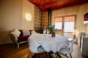 Dining - Apartment 'Casa Bell Tramonte' with Lake View, Balcony and Wi-Fi (San Zeno di Montagna)