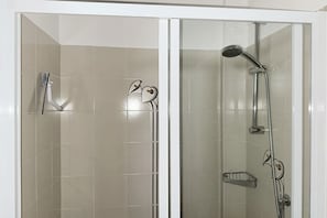 Shower, bidet, towels - SE218 - Senigallia, comfortable one-bedroom apartment nearby the sea (Senigallia)