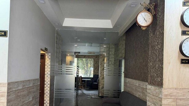 A lobby with a reception desk, a sofa, and a clock on the wall. - Townhouse Ludhiana Railway Junction (Ludhiana)