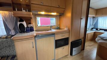Mobile Home, 1 Bedroom | Private kitchen | Cookware/dishes/utensils