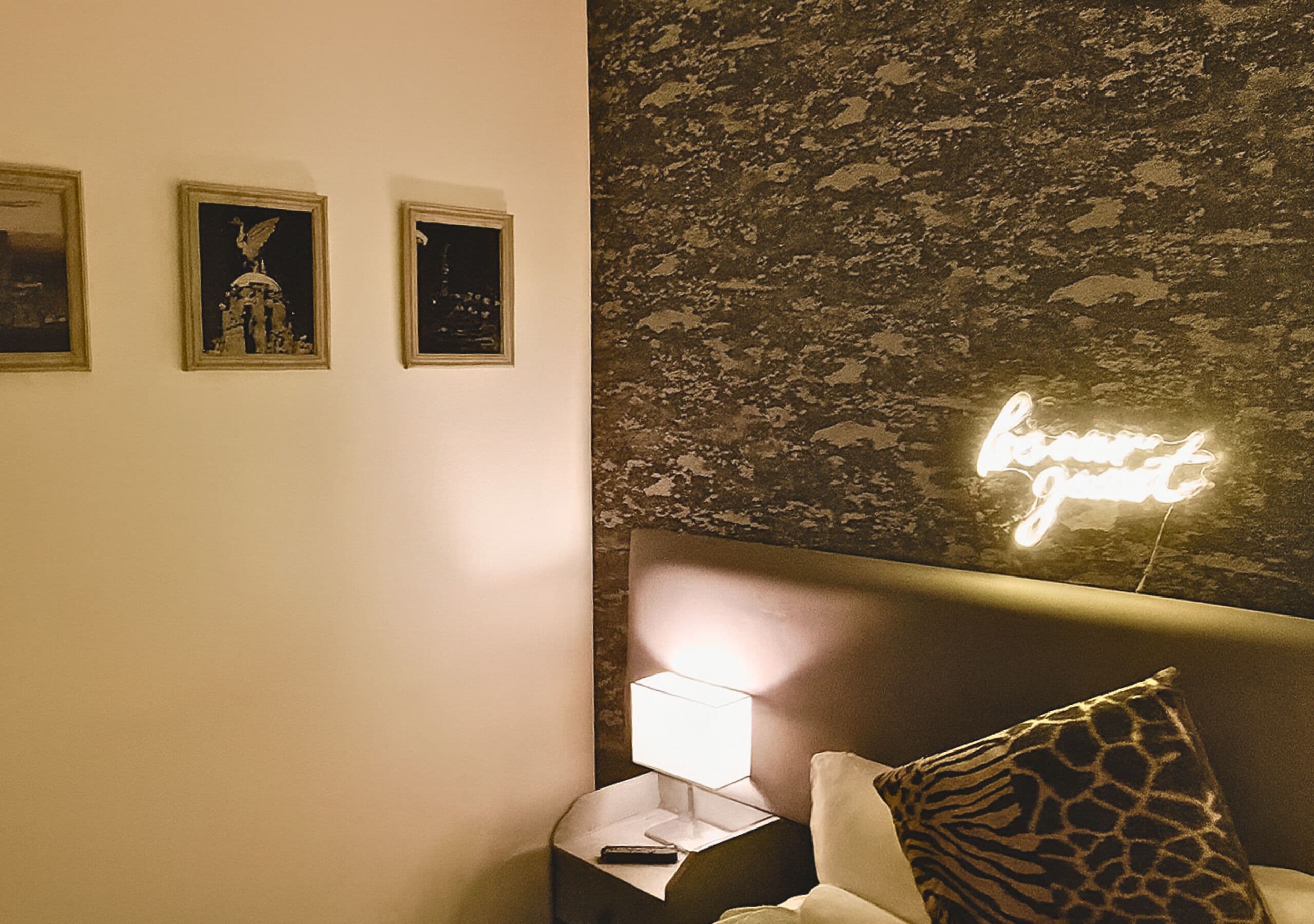 Chambre, salle de bains commune