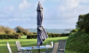 Outdoor dining - Cottage "Pen Prat" with Sea View, 400m from the Beach (Saint-Pol-de-Léon)