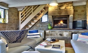 TV, fireplace - Cottage "Pen Prat" with Sea View, 400m from the Beach (Saint-Pol-de-Léon)