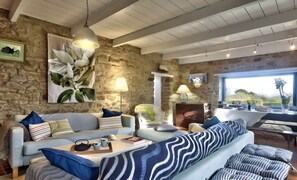 TV, fireplace - Cottage "Pen Prat" with Sea View, 400m from the Beach (Saint-Pol-de-Léon)