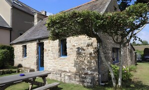 Outdoor dining - Cottage "Pen Prat" with Sea View, 400m from the Beach (Saint-Pol-de-Léon)