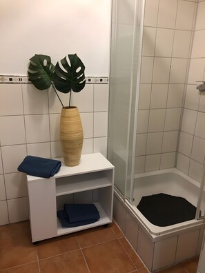 Een douche, een haardroger, handdoeken