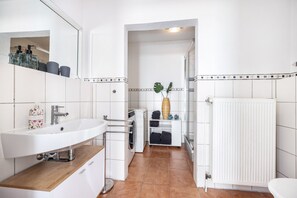 Chuveiro, secador de cabelo, toalhas de banho 