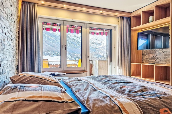 Wand, Interior Design, Möbel, Flooring, Holz, Schlafzimmer, Fussboden, Decke, Bett, Steinwand