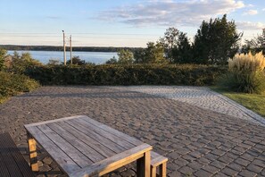 Outdoor dining - House with lake view, sauna & barbecue lounge (Hohen Viecheln)