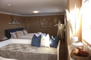 4 bedrooms, desk, travel cot, free WiFi - House with lake view, sauna & barbecue lounge (Hohen Viecheln)