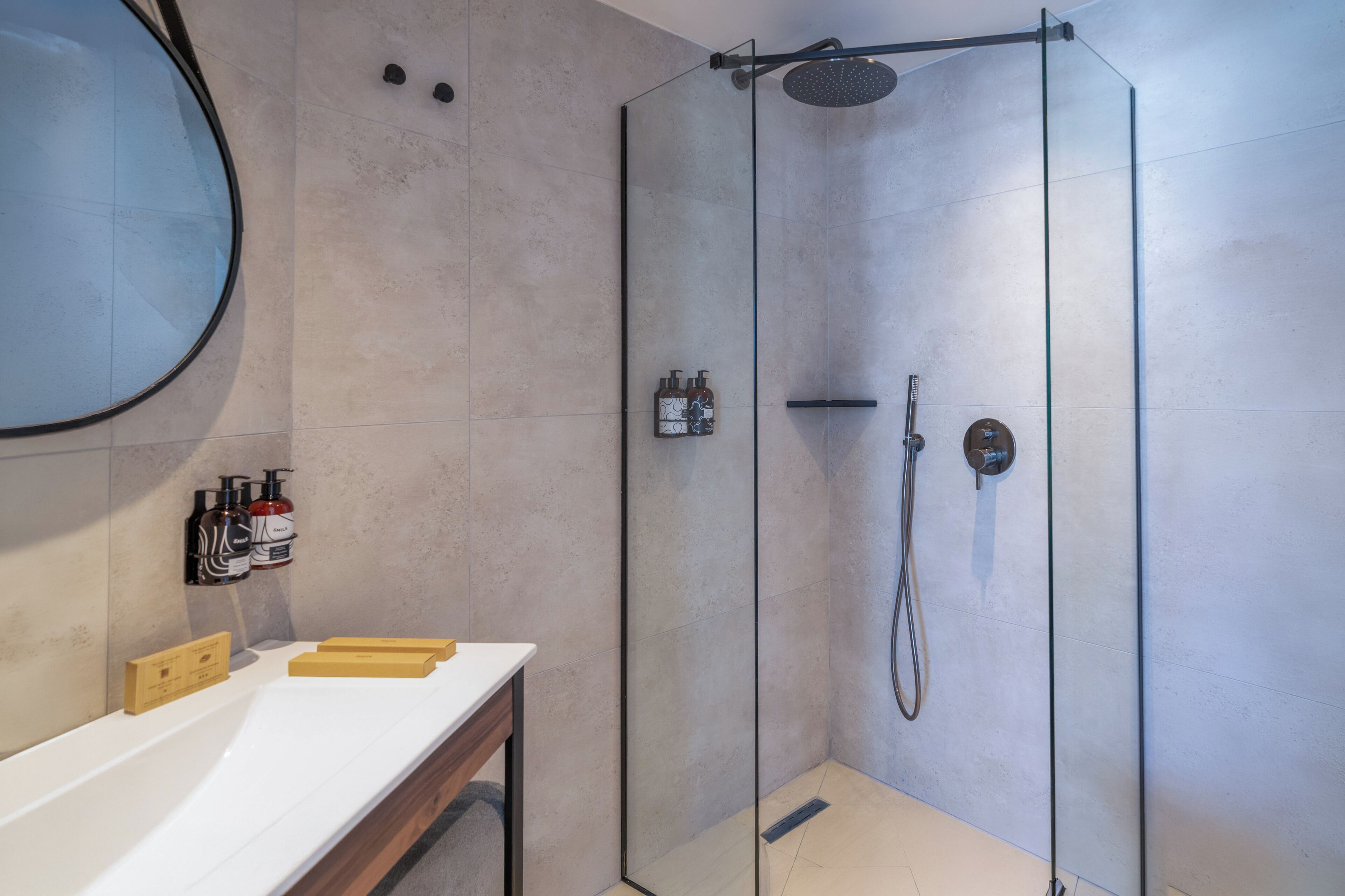 Een douche, een regendouche, gratis toiletartikelen, een haardroger